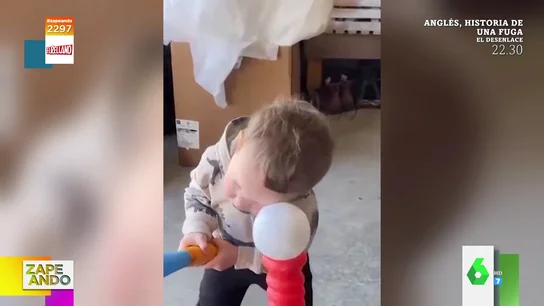 El tierno viral de un niño que hace caso a su padre de forma literal y mantiene el ojo en la pelota para batear El tierno viral de un niño que hace caso a su padre de forma literal y mantiene el ojo en la pelota para batear