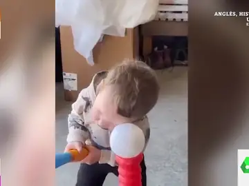 El tierno viral de un niño que hace caso a su padre de forma literal y mantiene el ojo en la pelota para batear 