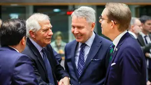 El Alto Representante de la UE para Asuntos Exteriores, Josep Borrell, el ministro de Exteriores, José Manuel Albares, y sus homólogos de Suecia y Finlandia durante una reunión en Bruselas