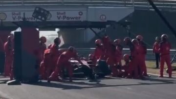Carlos Sainz entrenando los 'pit stop' en Fiorano