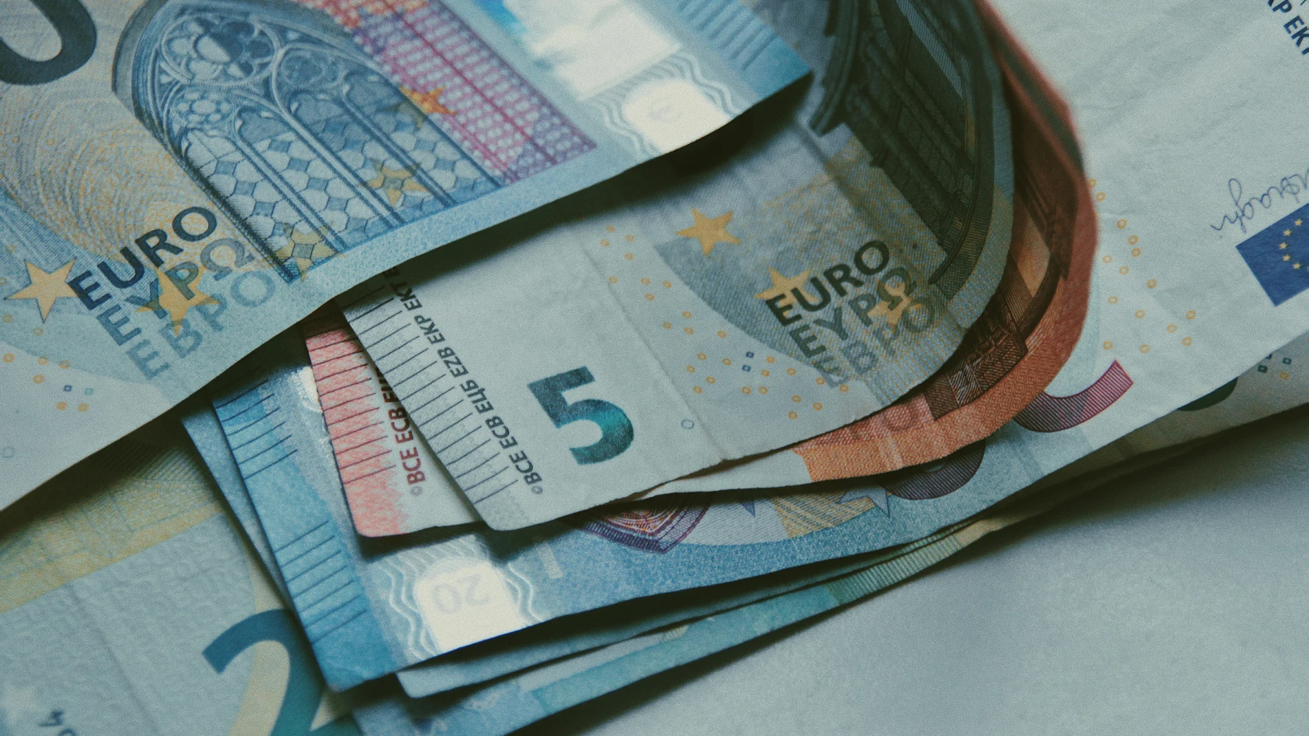 Sí, el cheque de 200 euros lo tendrás que declarar a Hacienda: así puedes incluirlo en el IRPF