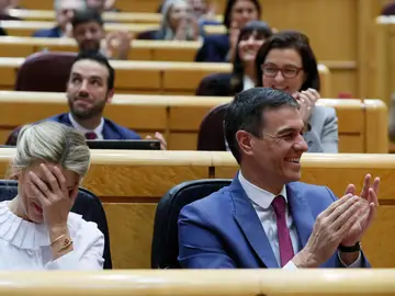El presidente del Gobierno, Pedro Sánchez y la ministra de Trabajo, Yolanda Díaz, en la sesión de control que celebra el pleno del Senado este martes.