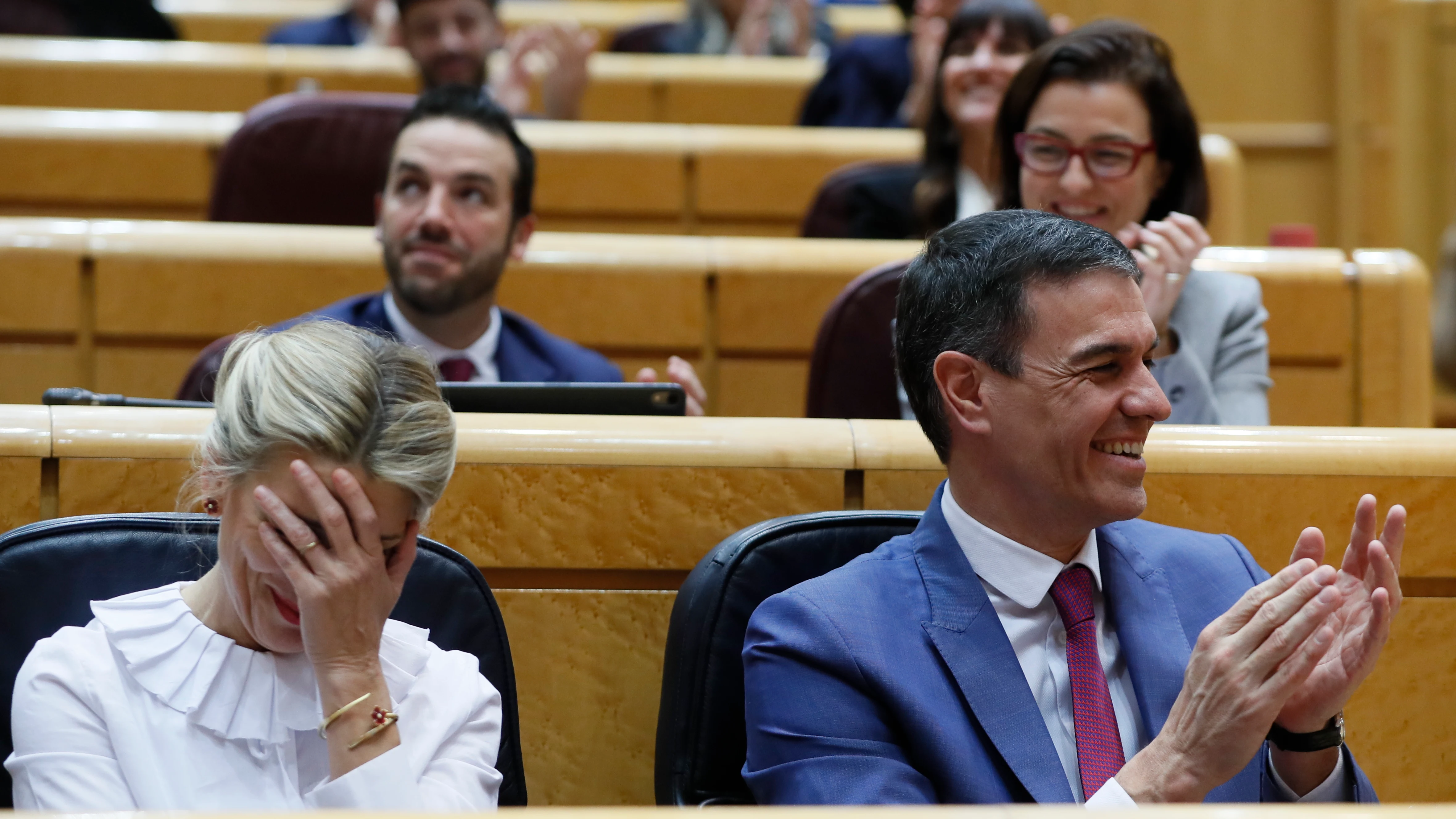 El presidente del Gobierno, Pedro Sánchez y la ministra de Trabajo, Yolanda Díaz, en la sesión de control que celebra el pleno del Senado este martes.