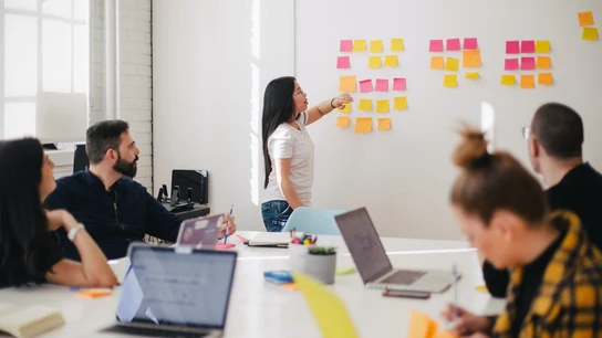 Un grupo de jóvenes trabajando en una oficina de una 'startup' Un grupo de jóvenes trabajando en una oficina de una 'startup'