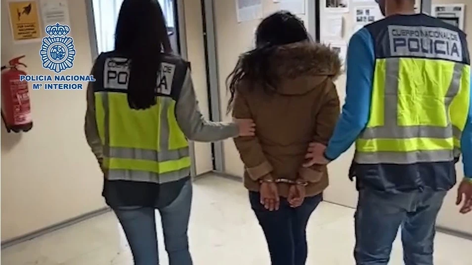 Detenida una mujer por dejar sola de noche a su hija de cuatro años para ir a trabajar en Madrid