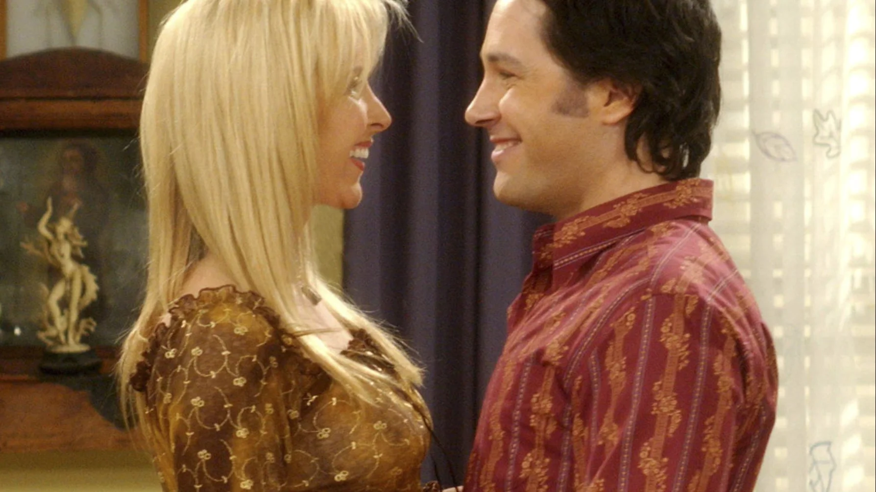 Lisa Kudrow y Paul Rudd, en una escena de 'Friends'.