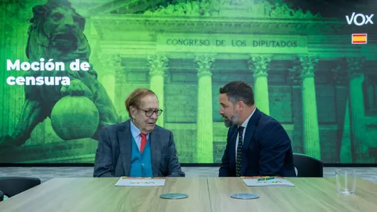 Tamames (i) y Abascal (d) charlan sobre la moción de censura en la sede nacional de Vox Tamames (i) y Abascal (d) charlan sobre la moción de censura en la sede nacional de Vox