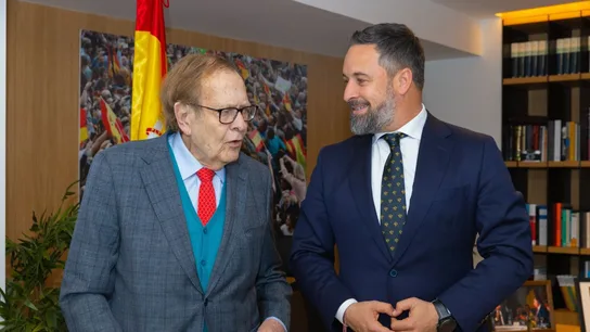 El candidato a la moción de censura, Ramón Tamames, junto al presidente de Vox, Santiago Abascal. El candidato a la moción de censura, Ramón Tamames, junto al presidente de Vox, Santiago Abascal.