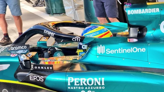 Fernando Alonso con el AMR-23 en el garaje Fernando Alonso con el AMR-23 en el garaje