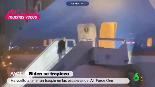 Nuevo tropiezo de Biden: el ridículo traspiés en su Air Force One Nuevo tropiezo de Biden: el ridículo traspiés en su Air Force One