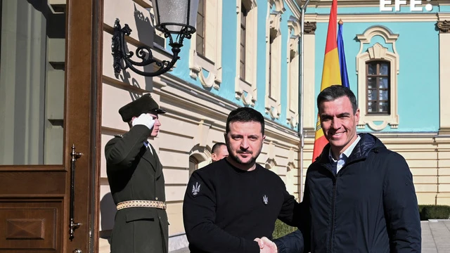 El presidente del Gobierno, Pedro Sánchez (d), se reúne este jueves con el presidente de Ucrania, Volodímir Zelenski