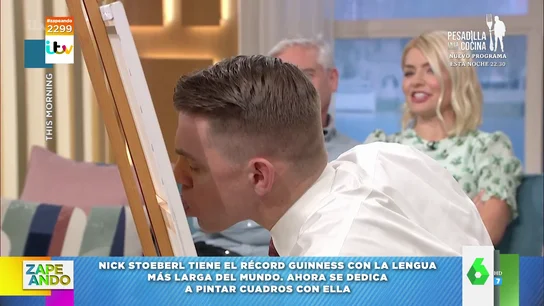 Conoce al hombre con la lengua más larga del mundo: así pinta un cuadro con ella en pleno directo Conoce al hombre con la lengua más larga del mundo: así pinta un cuadro con ella en pleno directo