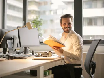 Persona contenta en su puesto de trabajo Persona contenta en su puesto de trabajo
