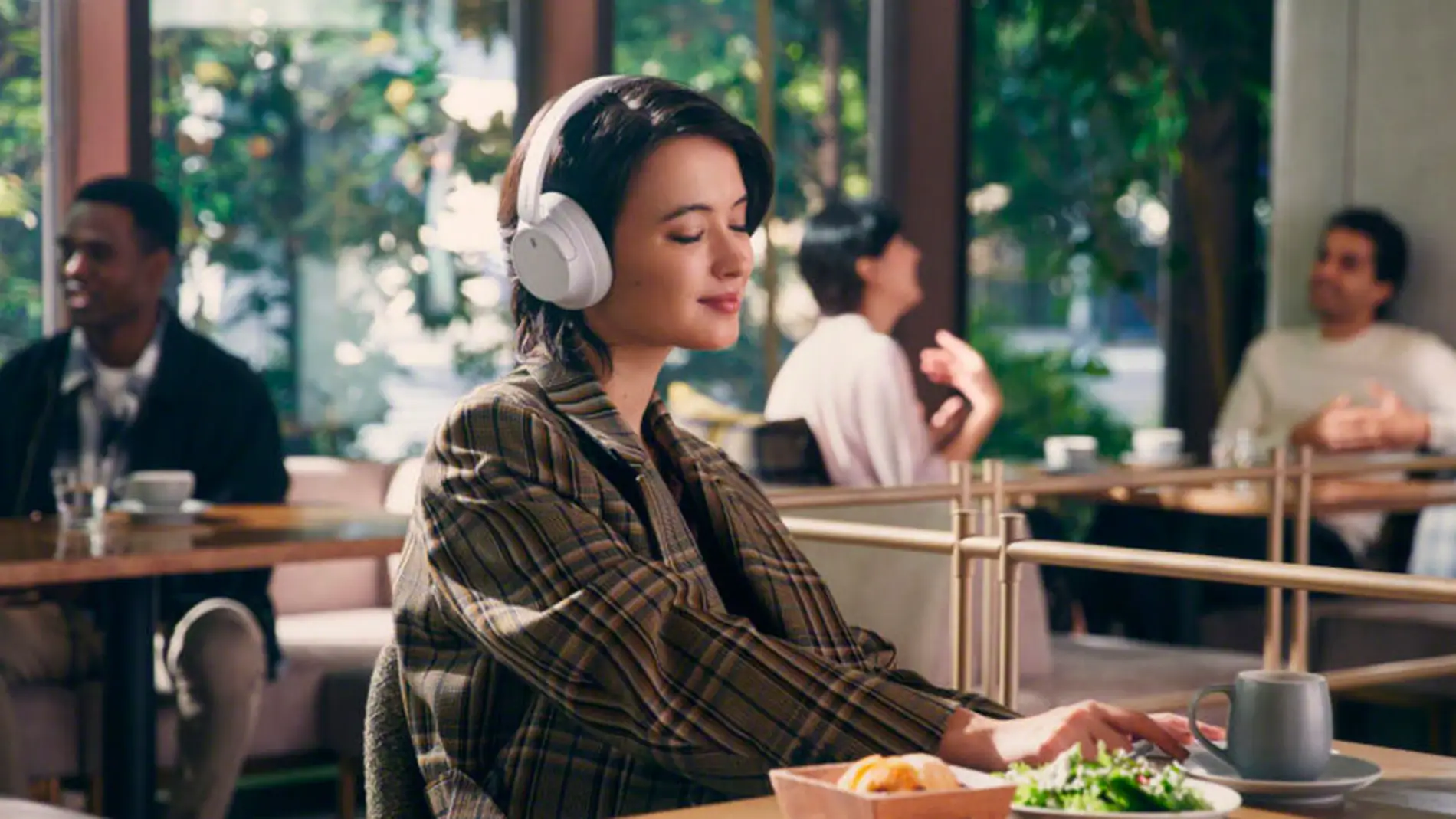 Sony presenta una versión más asequible de sus mejores auriculares de  diadema