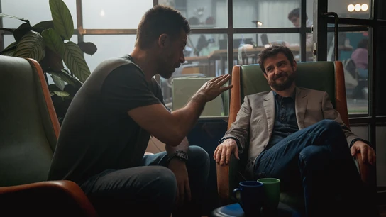 Hugo Silva y Gorka Otxoa, en 'Pollos sin cabeza'. Hugo Silva y Gorka Otxoa, en 'Pollos sin cabeza'.