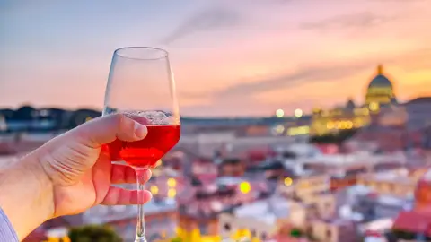 Copa de vino frente a la catedral de San Pedro del Vaticano Copa de vino frente a la catedral de San Pedro del Vaticano