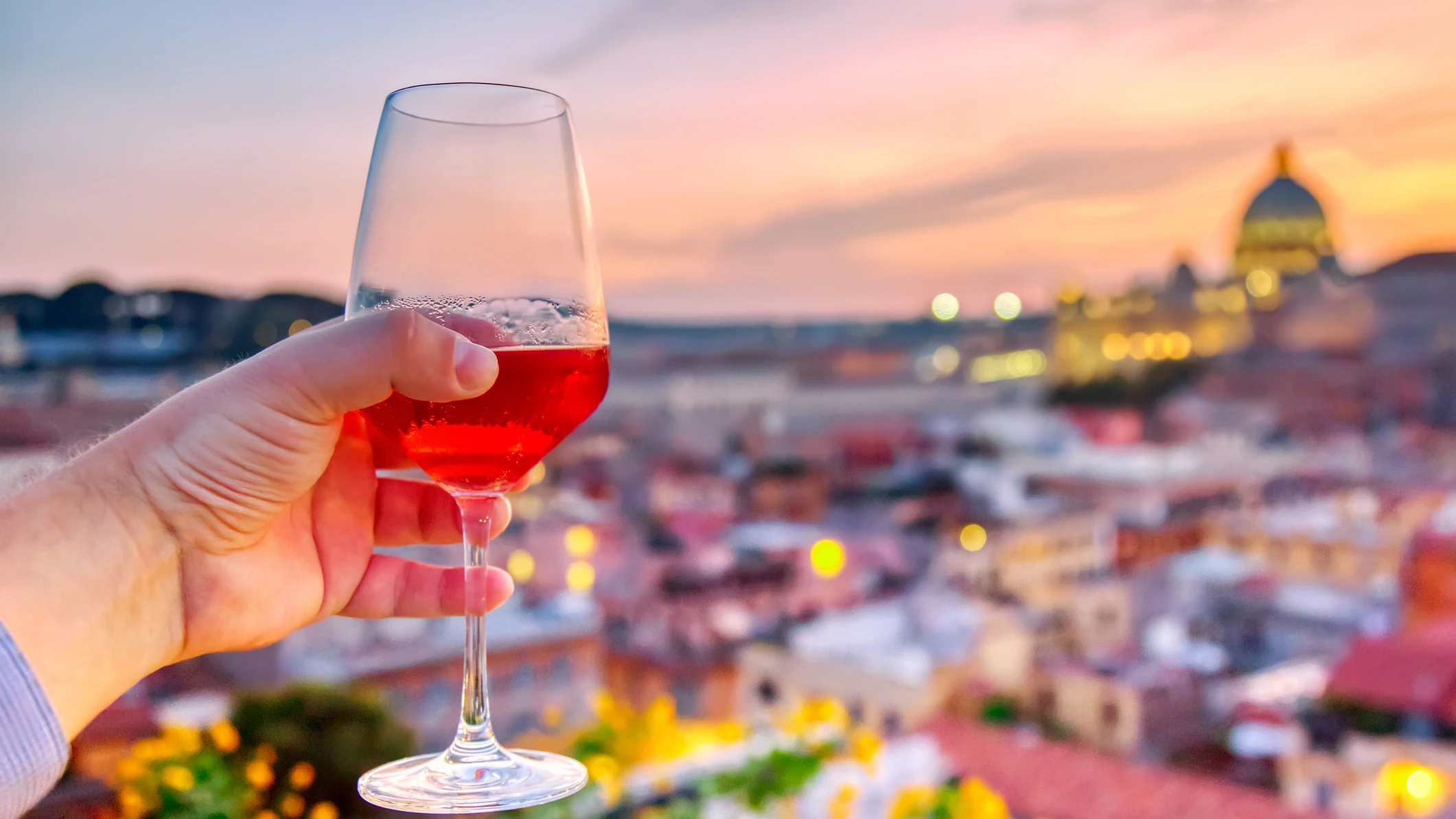 Copa de vino frente a la catedral de San Pedro del Vaticano
