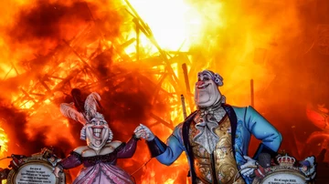 Un trabajador supervisa el lanzamiento de la primera mascletà de 2022 de todas las que van a suceder diariamente hasta finales de Fallas.