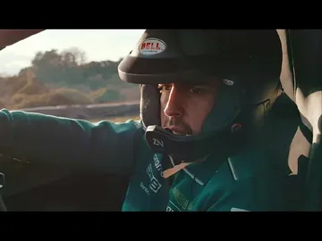 Fernando Alonso en un Aston Martin DBX 707 Fernando Alonso en un Aston Martin DBX 707