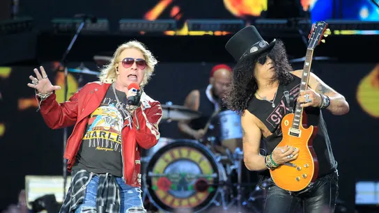 Imagen de archivo de Axl Rose y Slash, miembros del conjunto estadounidense Guns N´Roses, durante su actuación en el estadio Vicente Calderón de Madrid. Imagen de archivo de Axl Rose y Slash, miembros del conjunto estadounidense Guns N´Roses, durante su actuación en el estadio Vicente Calderón de Madrid.