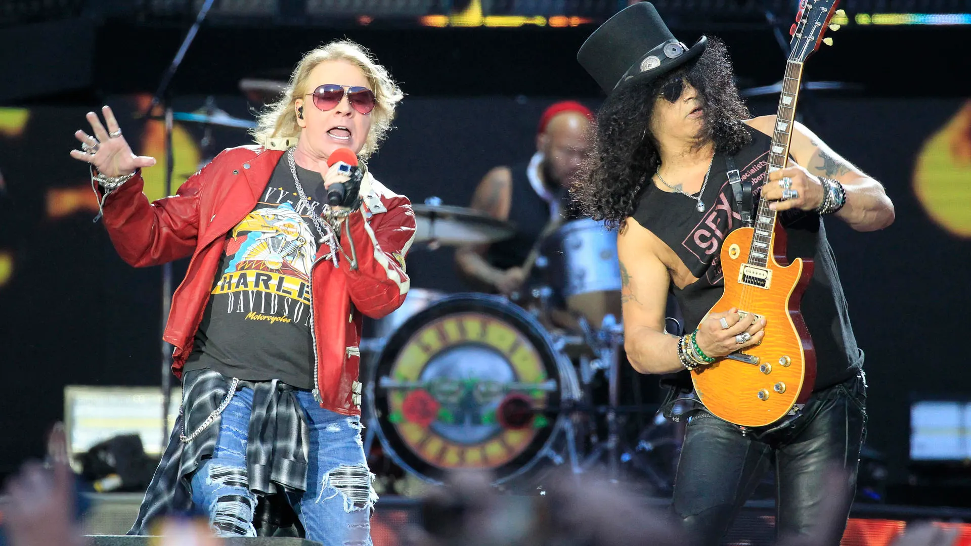 Imagen de archivo de Axl Rose y Slash, miembros del conjunto estadounidense Guns N´Roses, durante su actuación en el estadio Vicente Calderón de Madrid. 