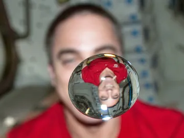 El astronauta de la NASA Chris Cassidy y una burbuja de agua en la Estación Espacial Internacional El astronauta de la NASA Chris Cassidy y una burbuja de agua en la Estación Espacial Internacional