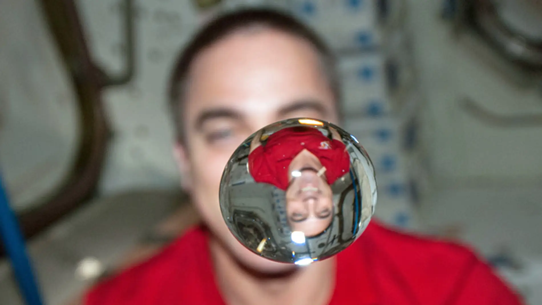 El astronauta de la NASA Chris Cassidy y una burbuja de agua en la Estación Espacial Internacional