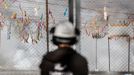 Un trabajador supervisa el lanzamiento de la primera mascletà de 2022 de todas las que van a suceder diariamente hasta finales de Fallas. Un trabajador supervisa el lanzamiento de la primera mascletà de 2022 de todas las que van a suceder diariamente hasta finales de Fallas.