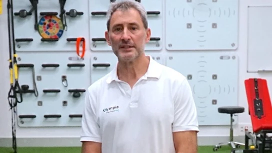 Ángel Basas posando como fisioterapeuta Ángel Basas posando como fisioterapeuta