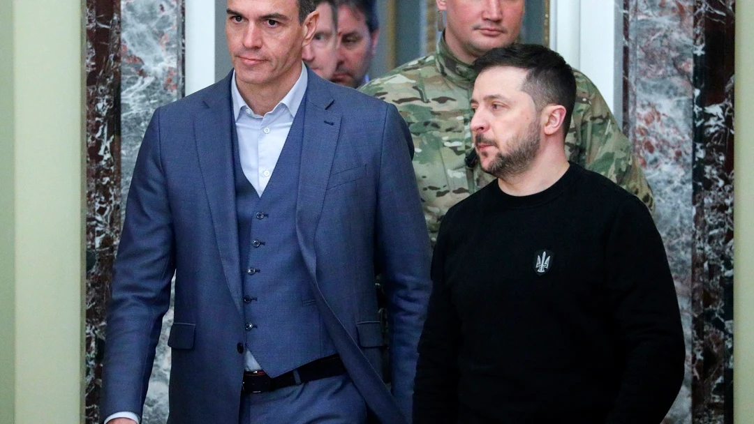 El presidente del Gobierno español, Pedro Sánchez, y el presidente de Ucrania, Volodímir Zelenski