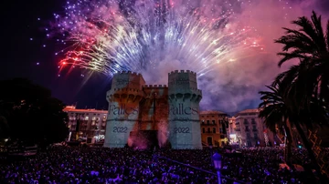 Espectáculo de fuego y luz en la Crida de las Falleras Mayores para dar comienzo a las Fallas en las Torres de Serrano, a 27 de febrero de 2022, en Valencia, Comunidad Valenciana (España). 