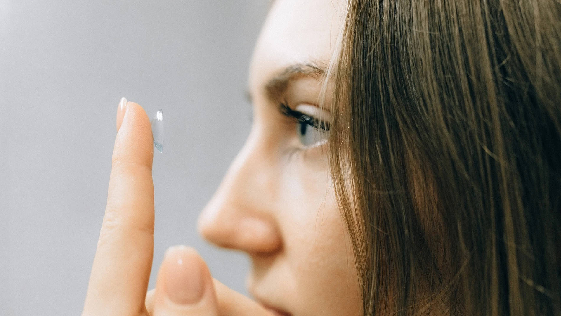 Imagen de archivo de una chica colocándose una lentilla ocular