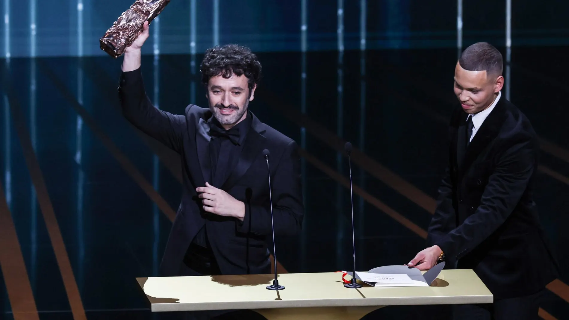 El director de cine Rodrigo Sorogoyen durante su discurso tras ganar el premio César a mejor película extranjera.