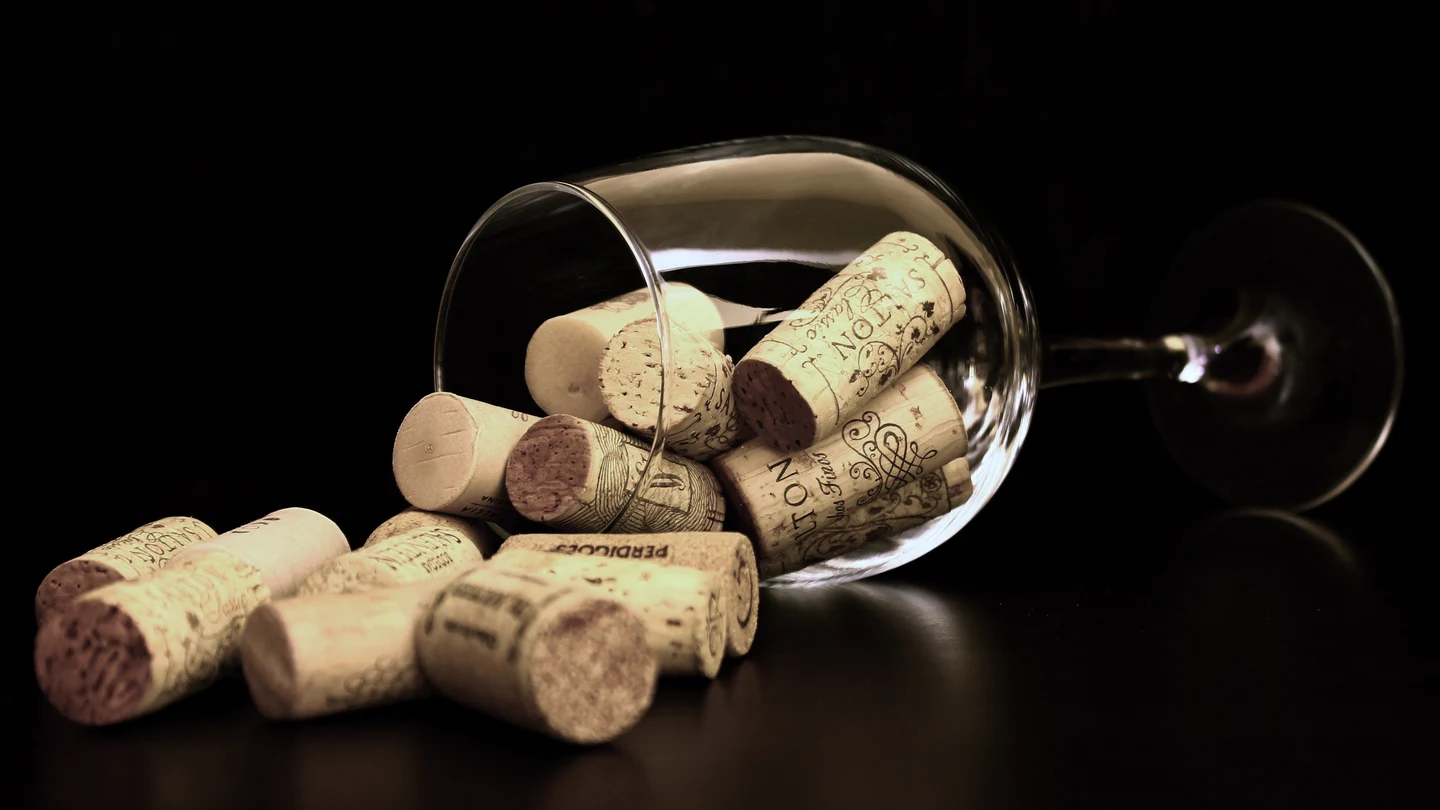 Una copa de vino con varios corchos dentro Una copa de vino con varios corchos dentro