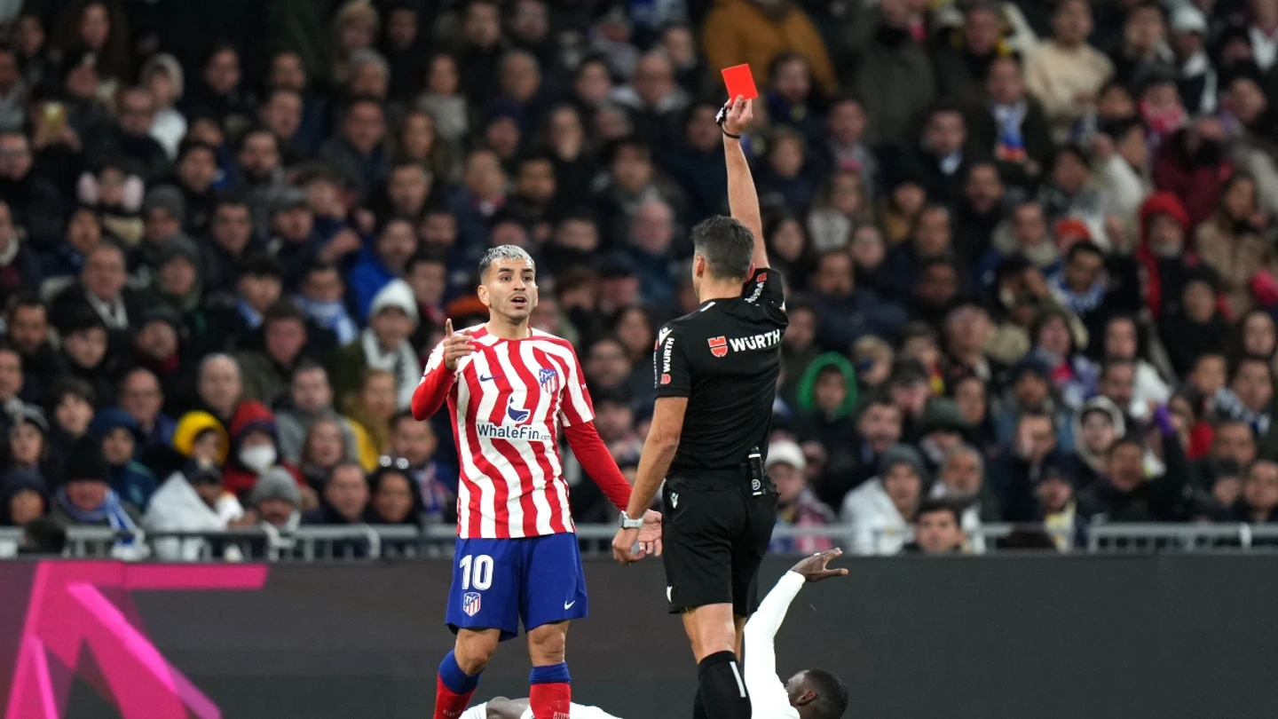 Ángel Correa, expulsado en el derbi con roja directa Ángel Correa, expulsado en el derbi con roja directa