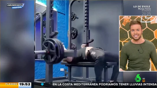 El fallido intento de press de banca que deja a un joven atrapado El fallido intento de press de banca que deja a un joven atrapado