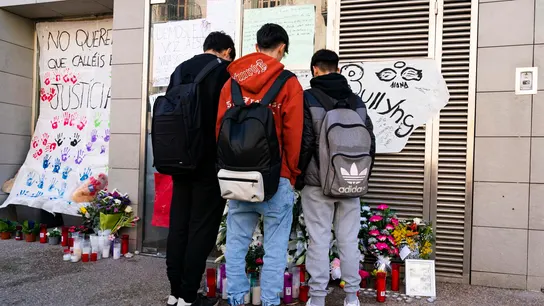 Velas, flores y pancartas en el domicilio de la menor de 12 años que el pasado martes se suicidó saltando por el balcón de su casa en Sallent. Velas, flores y pancartas en el domicilio de la menor de 12 años que el pasado martes se suicidó saltando por el balcón de su casa en Sallent.