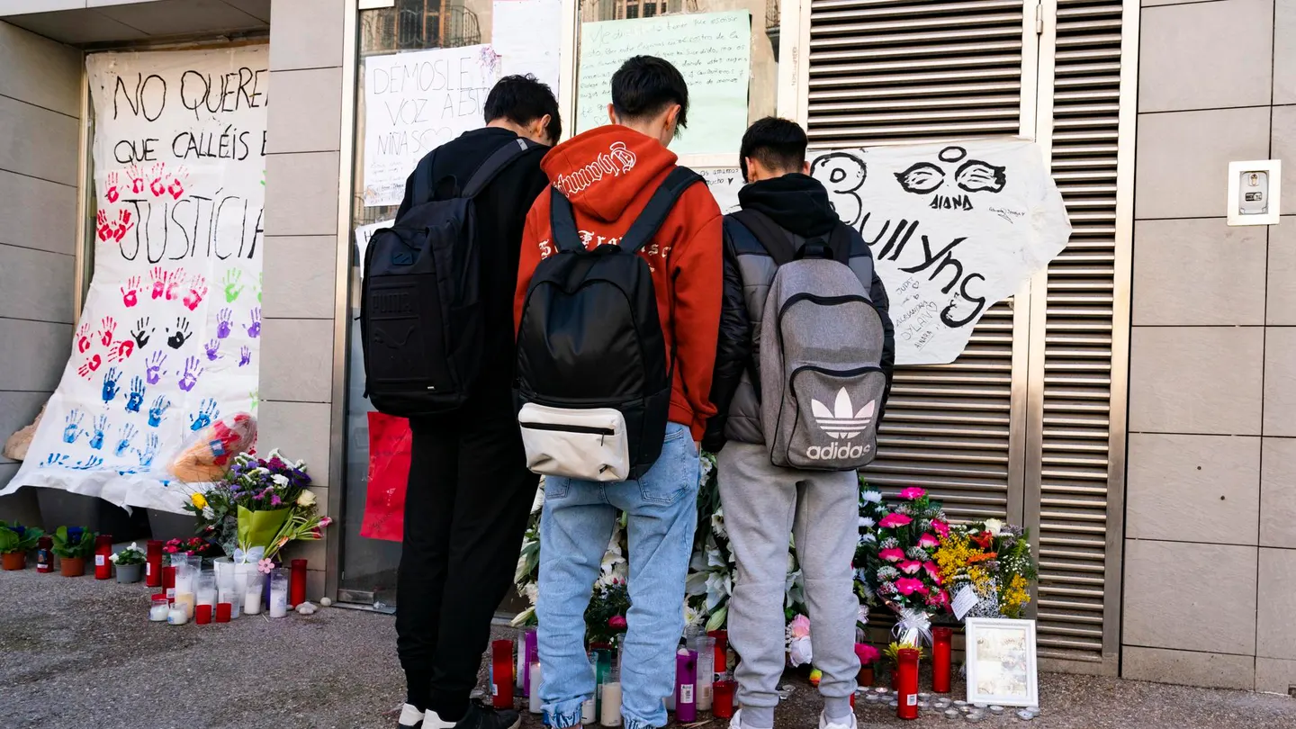 Velas, flores y pancartas en el domicilio de la menor de 12 años que el pasado martes se suicidó saltando por el balcón de su casa en Sallent. Velas, flores y pancartas en el domicilio de la menor de 12 años que el pasado martes se suicidó saltando por el balcón de su casa en Sallent.
