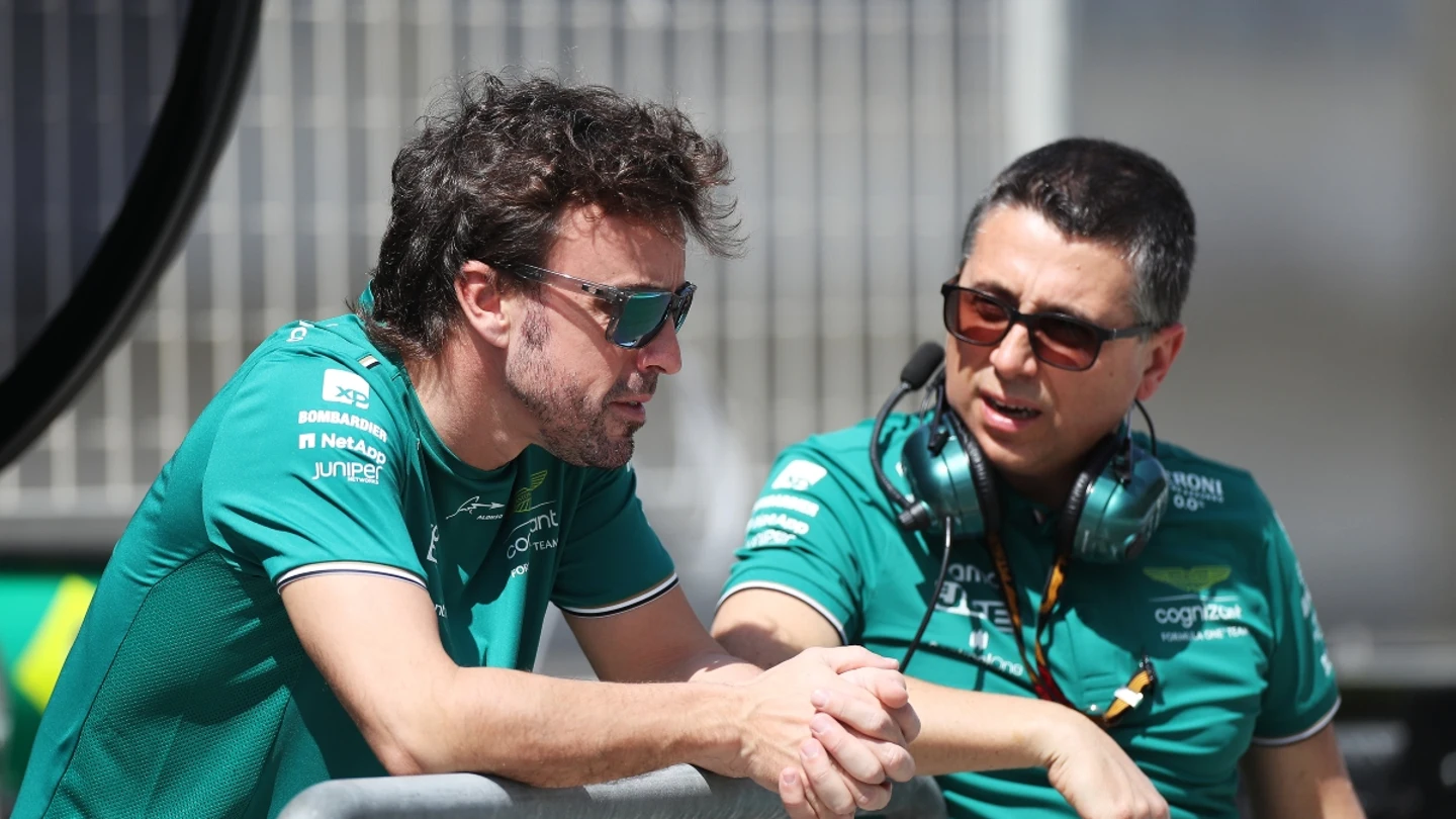 Fernando Alonso charla con un miembro de Aston Martin Fernando Alonso charla con un miembro de Aston Martin