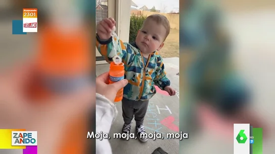 La adorable confusión de un niño al hacer su primera pompa de jabón: en vez de soplar se mete el palo en la boca La adorable confusión de un niño al hacer su primera pompa de jabón: en vez de soplar se mete el palo en la boca