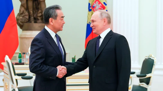 Vladimir Putin saluda a Wang Yi, jefe de la diplomacia china Vladimir Putin saluda a Wang Yi, jefe de la diplomacia china