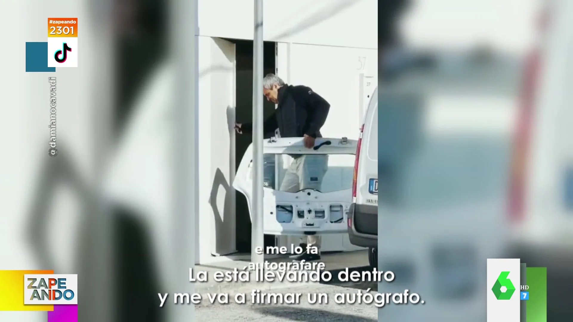 El momento en el que un fan de Shakira desencaja la puerta del coche para que le firme un autógrafo