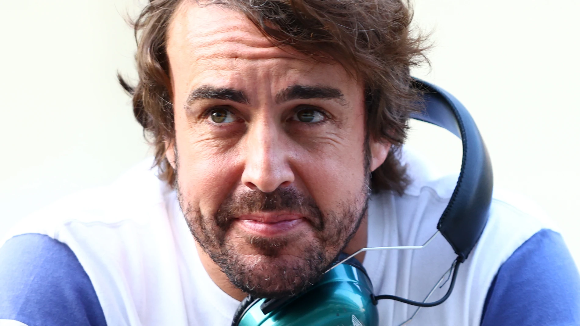 Fernando Alonso con unos cascos de música