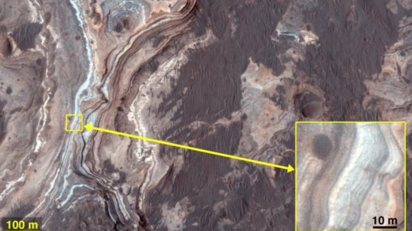 Imagen en color mejorada de HiRISE que muestra sedimentos estratificados que contienen arcillas. Imagen en color mejorada de HiRISE que muestra sedimentos estratificados que contienen arcillas.