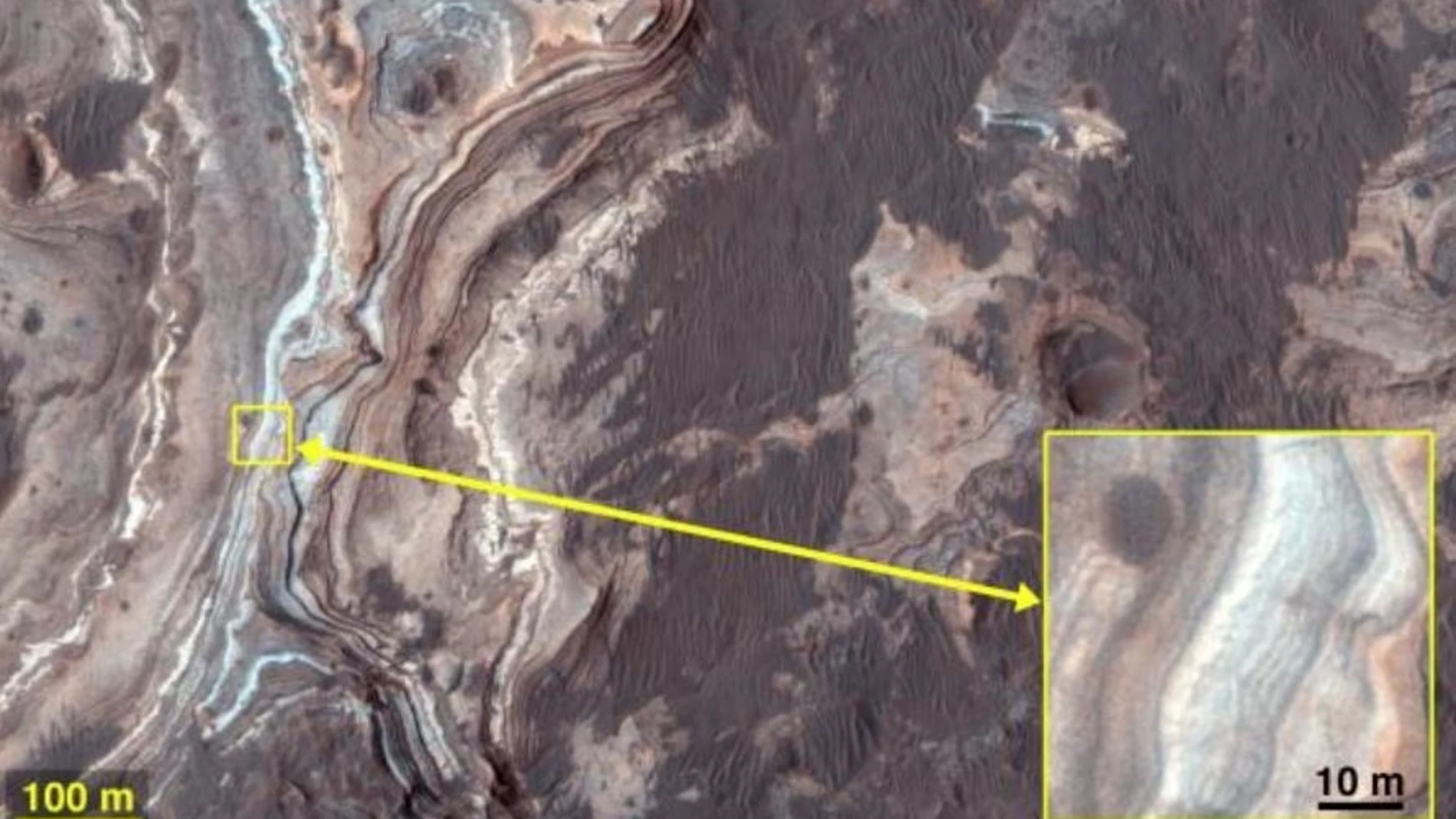 Imagen en color mejorada de HiRISE que muestra sedimentos estratificados que contienen arcillas.