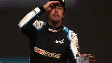 Fernando Alonso festejando el podio de 2021