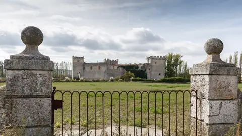 Castillo de Sotopalacios, en un pueblo de Burgos Castillo de Sotopalacios, en un pueblo de Burgos