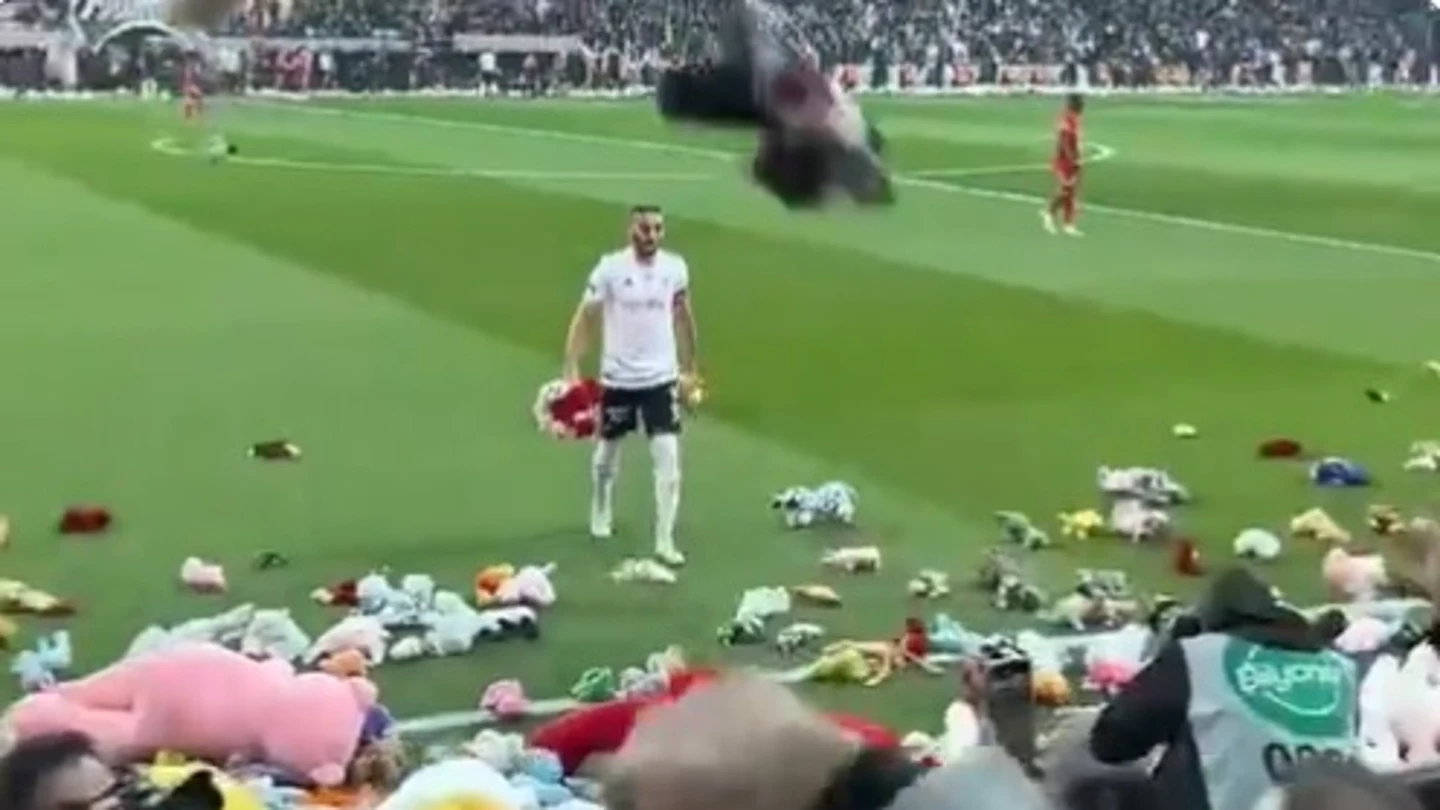 La lluvia de peluches más emocionante: el gesto del fútbol turco con los niños afectados por los terremotos La lluvia de peluches más emocionante: el gesto del fútbol turco con los niños afectados por los terremotos