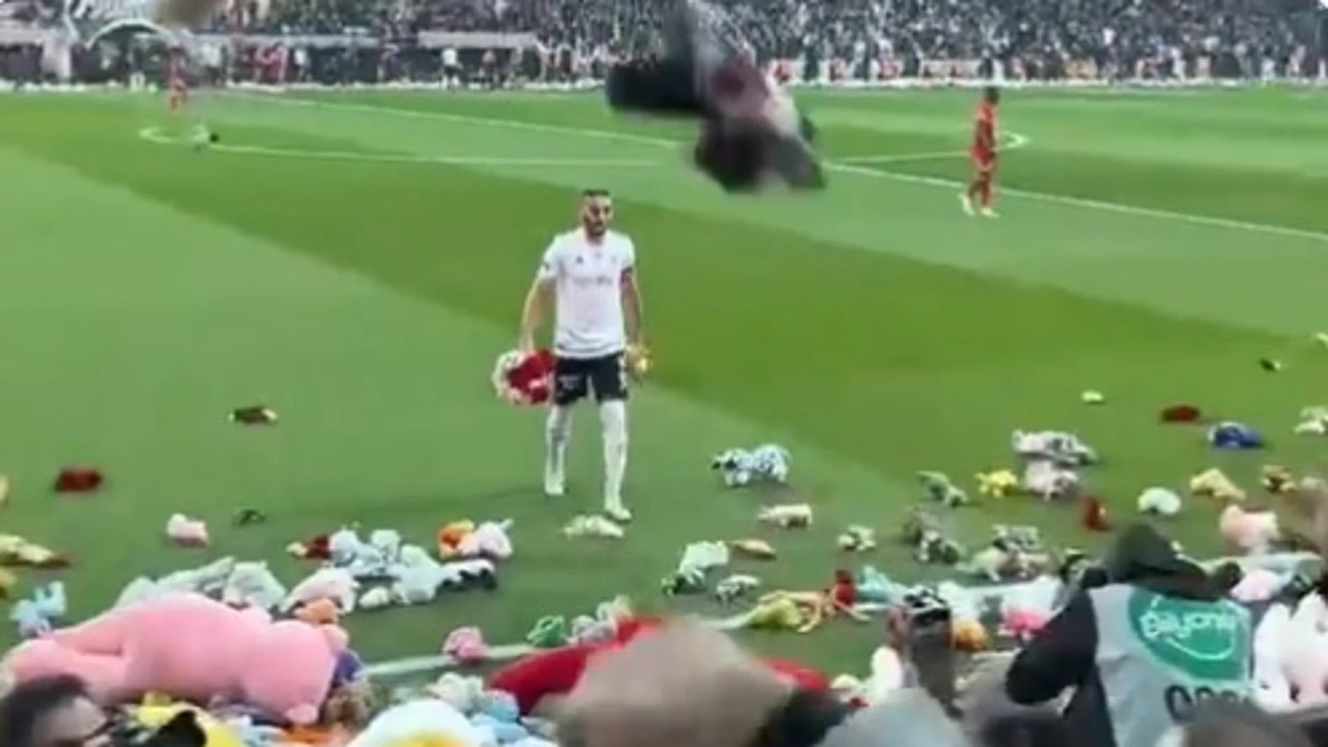 La lluvia de peluches más emocionante: el gesto del fútbol turco con los niños afectados por los terremotos