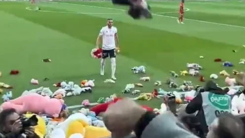 La lluvia de peluches más emocionante: el gesto del fútbol turco con los niños afectados por los terremotos